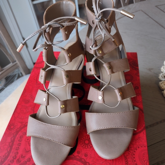 Reba Gladiator Sandals. Like New. Size 7.5 - Picture 2 of 8